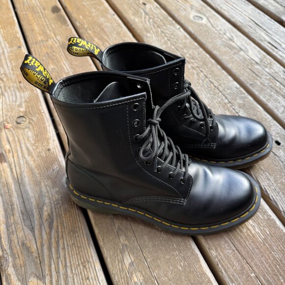 EUC Dr. Martens 11821 Smooth Black Leather Lace Up Boots in Women's 10/EU 42 - Picture 2 of 13
